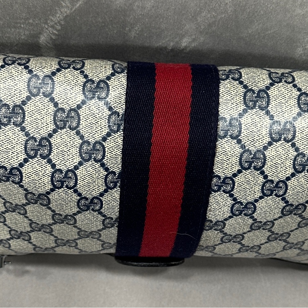 Authentic Gucci Signature blue clutch with added D-rings. Preowned - Picture 6 of 11